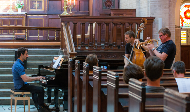  tre musikere spiller musik i en kirke