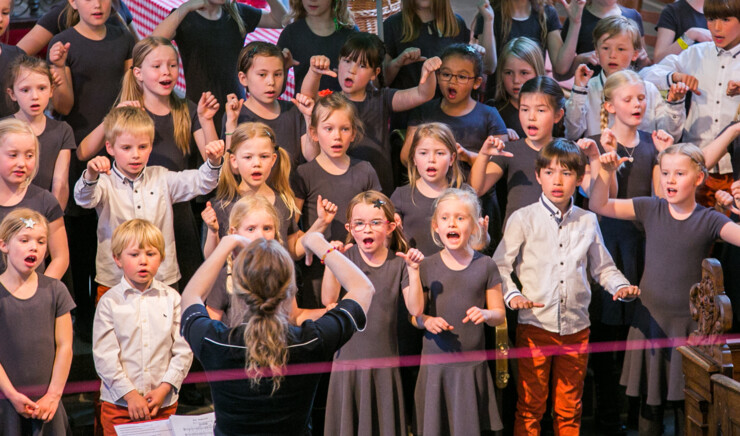  et børnekor synger til en koncert