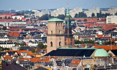 Luftfoto af København med Vor Frues kirketårn markant placeret i midten