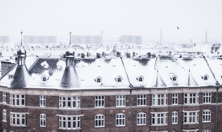 københavnske tage dækket af sne på en hvid og våd vinterdag