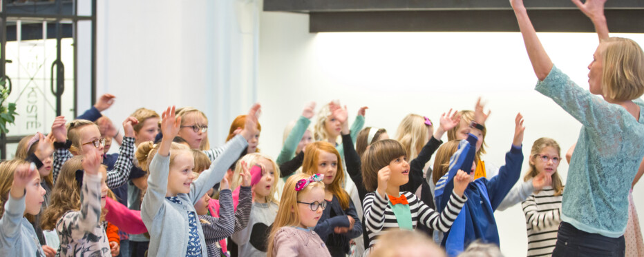 Børn der synger og danser