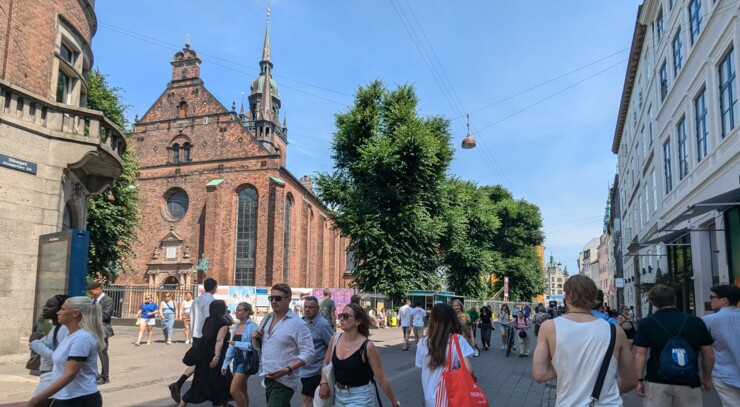 midt på københavns strøg ligger helligåndskirken mens tusindvis af mennesker traver forbi på shoppingtur