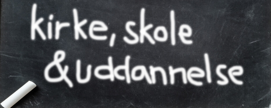 ordene "kirke", "skole" og "uddannelse" skrevet på en stort tavle med et stykke tavlekridt